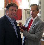 Der Präsident des Steirischen Zivilschutzverbandes, SPÖ-Klubobmann Walter Kröpfl mit Landeshauptmann Mag. Franz Voves bei der feierlichen Ehrung