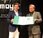 LH Franz Voves überreichte Gerhard Mayer das Landeswappen. LH Franz Voves überreichte Gerhard Mayer das Landeswappen.
