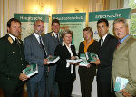 v. l. Brigadier Kurt Kemeter, Bezirkshauptmann (Murau) Hofrat Dr. Wolfgang Thierrichter, Landesgendarmeriekommandant Peter Klöbl, Landeshauptmann Waltraud Klasnic, Barbara Baumgartner (BH Deutschlandsberg), Bürgermeister Siegfried Nagl und der Grazer Polizeidirektor Dr. Helmuth Westermayer Foto: Stuhlhofer. Abdruck bei Quellenangabe honorarfrei. v. l. Brigadier Kurt Kemeter, Bezirkshauptmann (Murau) Hofrat Dr. Wolfgang Thierrichter, Landesgendarmeriekommandant Peter Klöbl, Landeshauptmann Waltraud Klasnic, Barbara Baumgartner (BH Deutschlandsberg), Bürgermeister Siegfried Nagl und der Grazer Polizeidirektor Dr. Helmuth Westermayer Foto: Stuhlhofer. Abdruck bei Quellenangabe honorarfrei.