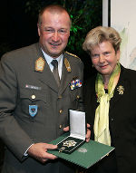 Landeshauptmann Waltraud Klasnic zeichnet Generalmajor Günter Höfler aus. Foto: Öster-reichisches Bundesheer. 