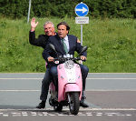 LH Franz Voves und Landesschulratspräsident Wolfgang Erlitz drehten die erste Runde mit dem neuen E-Scooter. LH Franz Voves und Landesschulratspräsident Wolfgang Erlitz drehten die erste Runde mit dem neuen E-Scooter.