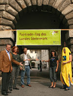 Das Fairstyria-Team aus der Fachabteilung Europa und Außenbeziehungen des Landes lädt am 30.9.2010 im Rahmen der ersten „Fairen Woche Steiermark" zum Fairtrade-Tag in die Grazer Burg: Ludwig Rader, Heidi Körbler, Johannes Steinbach und Maria Elßer-Eibel mit einer „fairen Banane" (v.l.n.r.) © Landespressedienst Steiermark