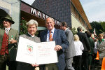 Bürgermeister Günther Köck und Landeshauptmann Waltraud Klasnic mit der Ehrenbürger-schaftsurkunde vor dem neuen Gemeindezentrum. Foto: Gerhard Dusek