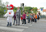 Helmi mit Kindern auf Schutzweg