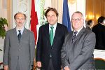 Unterstreichen die gemeinsame Position der Regionen entlang der Baltisch-Adriatischen Achse: Assessore Riccardo Riccardi aus Friaul-Julisch Venetien und Landeshauptmann Franz Voves gegenüber dem Präsident des Verkehrsausschusses im Europaparlament, Brian Simpson (v.l.n.r.) © Land Steiermark / "europe direct" Unterstreichen die gemeinsame Position der Regionen entlang der Baltisch-Adriatischen Achse: Assessore Riccardo Riccardi aus Friaul-Julisch Venetien und Landeshauptmann Franz Voves gegenüber dem Präsident des Verkehrsausschusses im Europaparlament, Brian Simpson (v.l.n.r.)