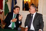 "Sie haben absolut Recht", bestätigte der Präsident des Verkehrsausschusses im Europaparlament, Brian Simpson, die Argumente von Landeshauptmann Franz Voves (links). © Land Steiermark / "europe direct" "Sie haben absolut Recht", bestätigte der Präsident des Verkehrsausschusses im Europaparlament, Brian Simpson, die Argumente von Landeshauptmann Franz Voves (links).