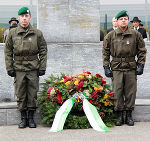 Kranzniederlegung vor dem Mahnmal