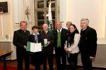 Lambert Schüssler (3. v. l.) mit LH-Stv. Siegfried Schrittwieser (4. v. l.) und Familie