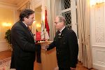 LH Voves verleiht Adolf Totter das Goldene Verdienstzeichen der Republik Österreich