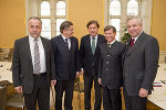 v.l.n.r.: Bgm. Hermann Hartleb, St. Georgen ob Judenburg, NAbg. Fritz Grillitsch, LH Voves, LR Kurzmann und LH-Stv. Schützenhöfer im Rittersaal des Grazer Landhauses © Foto Fischer
