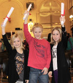 Miriam, Daniel und Selina von der Volksschule Lieboch sind stolz auf ihre Sponsionsrolle. Miriam, Daniel und Selina von der Volksschule Lieboch sind stolz auf ihre Sponsionsrolle.