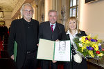 Die „Großen Josef Krainer-Preisträger“ Gerhard Roth und Renate Götschl mit dem Gastgeber, LH-Stellvertreter Hermann Schützenhöfer © Foto Fischer Die „Großen Josef Krainer-Preisträger“ Gerhard Roth und Renate Götschl mit dem Gastgeber, LH-Stellvertreter Hermann Schützenhöfer