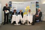 Erich Korzinek (stehend) begrüßte die Diskussionsteilnehmer beim Cafe Europa: Karl Heinz Lesch (Stadt Graz), John Sottong (US-Umweltschutzagentur), Wolfgang Kromp (BOKU Wien) und Reinhard Rack (Uni Graz). Erich Korzinek (stehend) begrüßte die Diskussionsteilnehmer beim Cafe Europa: Karl Heinz Lesch (Stadt Graz), John Sottong (US-Umweltschutzagentur), Wolfgang Kromp (BOKU Wien) und Reinhard Rack (Uni Graz).