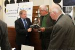 EU-Berater Georg Müllner von Auxilium mit interessierten Besuchern EU-Berater Georg Müllner von Auxilium mit interessierten Besuchern