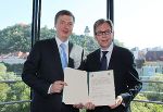 Der steirische Landesrat Christian Buchmann und der Vizegouverneur der Oblast Kirovograd, Andrii Nikolaienko bei der Unterzeichnung des Partnerschaftsabkommens in der "Needle" des Grazer Kunsthauses. © EuropeDirect Steiermark / Ferdinand Krainer