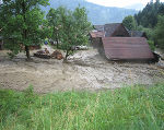 Die katastrophalen Niederschläge ließen den Wölzerbach zu einem reißenden Fluss ansteigen. © Foto Schöttl: bei Quellenangabe honorarfrei Die katastrophalen Niederschläge ließen den Wölzerbach zu einem reißenden Fluss ansteigen.