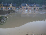 Wasser und Schlamm standen meterhoch und zerstörten neu gebaute Wohnsiedlungen. © Foto Schöttl: bei Quellenangabe honorarfrei Wasser und Schlamm standen meterhoch und zerstörten neu gebaute Wohnsiedlungen.
