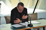 Werner Wolf las Heinz von Foersters Taufrede für das Museum der Wahrnehmung.