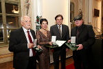 Bernhard Pelzl, Linda Leeb, LH Franz Voves und Sigi Feigl bei der Verleihung des Großen Ehrenzeichens in der Aula der Alten Universität