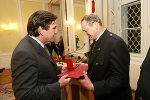 LH Voves überreicht Karl Hollerer die Goldene Medaille für Verdienste um die Republik Österreich