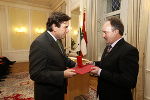 LH Voves überreicht Thomas Steinwender die Goldene Medaille für Verdienste um die Republik Österreich