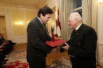 LH Voves überreicht Hubert Weißenbacher die Goldene Medaille für Verdienste um die Republik Österreich