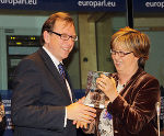 LR Christian Buchmann nahm am Mittwochabend (15.2.2012) die Auszeichnung der Steiermark als „Europäische Unternehmerregion 2013“ von der Präsidentin des EU-Ausschusses der Regionen, Mercedes Bresso, im Europaparlament in Brüssel entgegen. © Ausschuss der Regionen / Alexander Louvet (Nutzung bei Namensnennung honorarfrei) LR Christian Buchmann nahm am Mittwochabend (15.2.2012) die Auszeichnung der Steiermark als „Europäische Unternehmerregion 2013“ von der Präsidentin des EU-Ausschusses der Regionen, Mercedes Bresso, im Europaparlament in Brüssel entgegen.