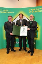 Lagerhaus-Obmann Karl Schuster, Landeshauptmann Franz Voves und Geschäftsführer Andreas Purkarthofer (v. l.) mit dem Landeswappen © Foto: Lagerhaus Wechselgau; bei Quellenangabe honorarfrei Lagerhaus-Obmann Karl Schuster, Landeshauptmann Franz Voves und Geschäftsführer Andreas Purkarthofer (v. l.) mit dem Landeswappen