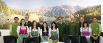 Die Festgäste vor dem großen Wandbild im neuen Tourismusbüro © TV Schladming/Rohrmoos; bei Quellenangabe honorarfrei Die Festgäste vor dem großen Wandbild im neuen Tourismusbüro