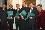 Landeshauptmann Waltraud Klasnic mit den Ausgezeichneten (von links nach rechts) Diplomkaufmann Wolfgang Pfarl, Univ.-Prof. Dr. Wolfgang Köle, Dr. Günther Ziesel, Pater Severin und Dipl.-Ing. Dr. Helmut List. Foto: Kolaric Landeshauptmann Waltraud Klasnic mit den Ausgezeichneten (von links nach rechts) Diplomkaufmann Wolfgang Pfarl, Univ.-Prof. Dr. Wolfgang Köle, Dr. Günther Ziesel, Pater Severin und Dipl.-Ing. Dr. Helmut List. Foto: Kolaric