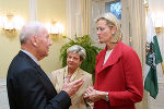 Außenministerin Dr. Ursula Plassnik und Landeshauptmann Waltraud Klasnic im Gespräch mit Honorarkonsul Herbert Depisch, dem Sprecher der diplomatischen Vertreter in Graz. Fotos: Gerhard Dusek Außenministerin Dr. Ursula Plassnik und Landeshauptmann Waltraud Klasnic im Gespräch mit Honorarkonsul Herbert Depisch, dem Sprecher der diplomatischen Vertreter in Graz. Fotos: Gerhard Dusek