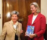 Landeshauptmann Waltraud Klasnic überreichte Außenministerin Dr. Ursula Plassnik ein Gastgeschenk . Landeshauptmann Waltraud Klasnic überreichte Außenministerin Dr. Ursula Plassnik ein Gastgeschenk .