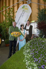 LH-Vize Schützenhöfer, Blumenkönigin Lisa I. und der Obmann der steirischen Gärtner Ferdinand Lienhart (v.l.) LH-Vize Schützenhöfer, Blumenkönigin Lisa I. und der Obmann der steirischen Gärtner Ferdinand Lienhart (v.l.)
