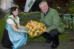 Blumenkönigin Lisa I. und LH-Vize Schützenhöfer vor einem Blumenherz © Fotos: Land Steiermark/Strasser; bei Quellenangabe honorarfrei Blumenkönigin Lisa I. und LH-Vize Schützenhöfer vor einem Blumenherz