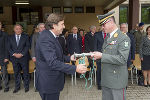 LH Voves übergibt Brigadier Zöllner das versilberte Signalhorn. LH Voves übergibt Brigadier Zöllner das versilberte Signalhorn.