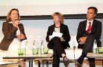 LR Bettina Vollath und Bgm. Siegfried Nagl stellten sich im Kunsthaus den Fragen von Moderatorin Claudia Gigler LR Bettina Vollath und Bgm. Siegfried Nagl stellten sich im Kunsthaus den Fragen von Moderatorin Claudia Gigler