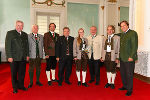 Landeshauptmann Voves, Landeshauptmann-Stellvertreter Schützenhöfer, Blasmusikverbandsobmann Wiedenhofer und Landeskapellmeister Rechberger mit den Vertretern des Musikverein Großsteinbach