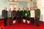 Landeshauptmann Voves, Landeshauptmann-Stellvertreter Schützenhöfer, Blasmusikverbandsobmann Wiedenhofer und Landeskapellmeister Rechberger mit den Vertretern des Musikverein Söchau