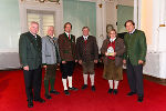 Landeshauptmann Voves, Landeshauptmann-Stellvertreter Schützenhöfer, Blasmusikverbandsobmann Wiedenhofer und Landeskapellmeister Rechberger mit den Vertretern des Musikverein St. Lambrecht