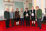 Landeshauptmann Voves, Landeshauptmann-Stellvertreter Schützenhöfer, Blasmusikverbandsobmann Wiedenhofer und Landeskapellmeister Rechberger mit den Vertretern des Musikverein St. Lorenzen i.P. und Umgebung