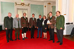 Landeshauptmann Voves, Landeshauptmann-Stellvertreter Schützenhöfer, Blasmusikverbandsobmann Wiedenhofer und Landeskapellmeister Rechberger mit den Vertretern des Musikverein St. Oswald b. Plankenwarth