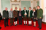Landeshauptmann Voves, Landeshauptmann-Stellvertreter Schützenhöfer, Blasmusikverbandsobmann Wiedenhofer und Landeskapellmeister Rechberger mit den Vertretern des Musikverein St. Radegund