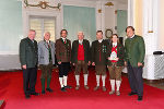 Landeshauptmann Voves, Landeshauptmann-Stellvertreter Schützenhöfer, Blasmusikverbandsobmann Wiedenhofer und Landeskapellmeister Rechberger mit den Vertretern der Trachtenmusik Wolfsberg im Schw.