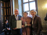 LH-Stv. Siegfried Schrittwieser und Landesrätin Kristina Edlinger-Ploder übergaben das Goldene Ehrenzeichen an die Gründerin des HPZ Irene Plaß. © Foto: Soziale Betriebe; bei Quellenangabe honorarfrei