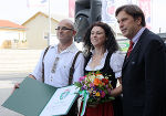 Geschäftsführer Joe und Gattin Judith Kogler mit LH Voves (v.l.) und der Urkunde zum Landeswappen ©      