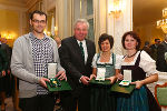LH-Vize Schützenhöfer mit den Lebensrettern Michael Cichy, Ute Prenner und Barbara Anetshofer (v. l.) © Foto: Frankl; bei Quellenangabe honorarfrei LH-Vize Schützenhöfer mit den Lebensrettern Michael Cichy, Ute Prenner und Barbara Anetshofer (v. l.)