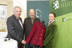 LH-Vize Hermann Schützenhöfer, Hellfried Rosegger und Monika Primas mit der Neuauflage des Rosegger-Jankers ©      