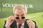 LH-Víze Schützenhöfer probiert die neue Rosegger-Brille, die gemeinsam mit der Michael-Pachleitner-Group entwickelt wurde. © Fotos: steiermark.at (Foto Fischer); bei Quellenangabe honorarfrei LH-Víze Schützenhöfer probiert die neue Rosegger-Brille, die gemeinsam mit der Michael-Pachleitner-Group entwickelt wurde.
