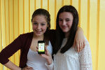 Sarah und Alina haben sich die neue App schon geholt. © Foto: kija Salzburg; bei Quellenangabe honorarfrei Sarah und Alina haben sich die neue App schon geholt.