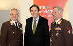 Landesfeuerwehrkommandant Albert Kern, LH Franz Voves und Landesfeuerwehrkommandant-Stv. Gerhard Pötsch, v.l. © steiermark.at / Schüttbacher Landesfeuerwehrkommandant Albert Kern, LH Franz Voves und Landesfeuerwehrkommandant-Stv. Gerhard Pötsch, v.l.